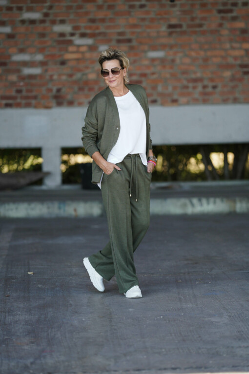 Feinstrickhose “DANICA” khaki (H03) / Kurzarmshirt “MIRKA” weiß (BA10) / Feinstrickjacke “ILONA” khaki (GW18)