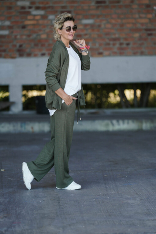Feinstrickhose “DANICA” khaki (H03) / Kurzarmshirt “MIRKA” weiß (BA10) / Feinstrickjacke “ILONA” khaki (GW18)