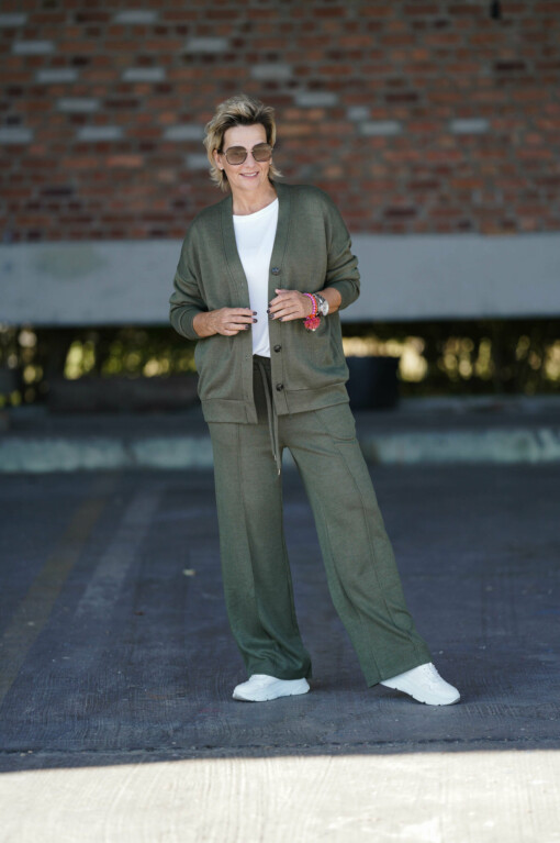 Feinstrickhose “DANICA” khaki (H03) / Kurzarmshirt “MIRKA” weiß (BA10) / Feinstrickjacke “ILONA” khaki (GW18)