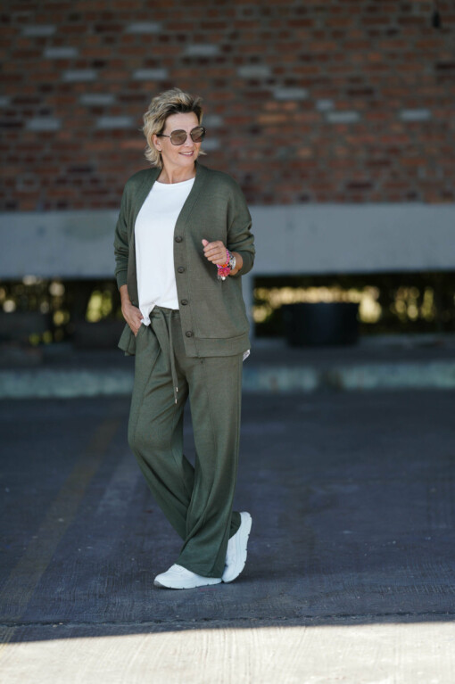 Feinstrickhose “DANICA” khaki (H03) / Kurzarmshirt “MIRKA” weiß (BA10) / Feinstrickjacke “ILONA” khaki (GW18)