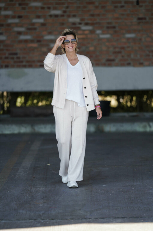 Feinstrickhose “DANICA” beige (H03) / Kurzarm-Shirt ,,EMMA” weiß (BA29) / Feinstrickjacke “ILONA” beige (GW18)