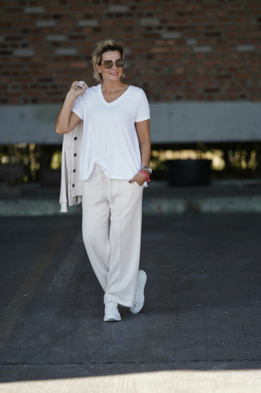 Feinstrickhose “DANICA” beige (H03) / Kurzarm-Shirt ,,EMMA” weiß (BA29) / Feinstrickjacke “ILONA” beige (GW18)