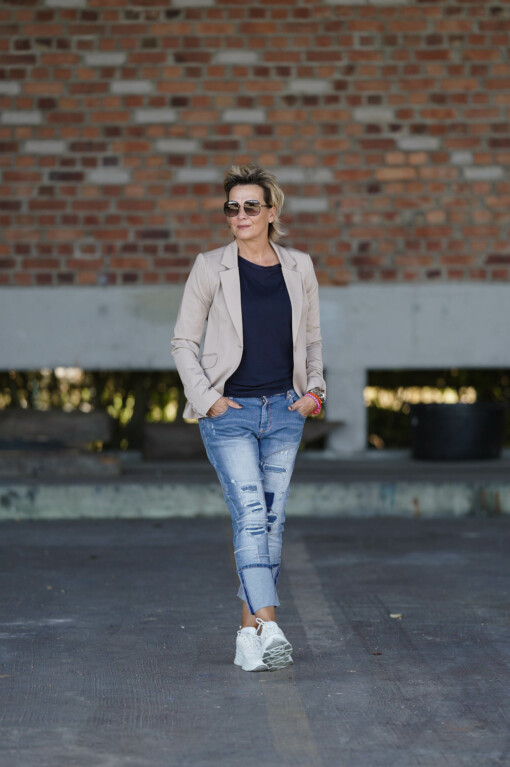 Kurzarmshirt “SILKE” dunkelblau (BA01) / Jeans “CATHLEEN” stonewashed blue(H11) / Blazer “LAURA” nordic wood (ER99)