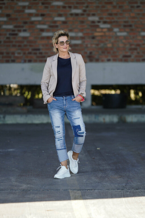 Kurzarmshirt “SILKE” dunkelblau (BA01) / Jeans “CATHLEEN” stonewashed blue(H11) / Blazer “LAURA” nordic wood (ER99)