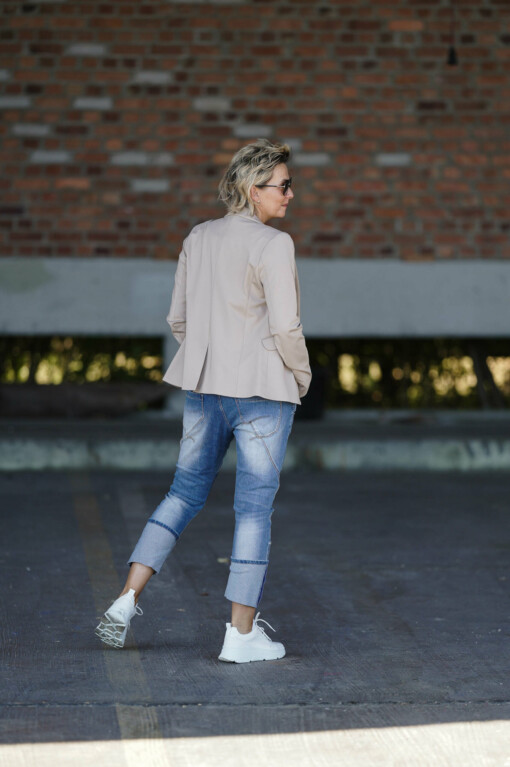 Kurzarmshirt “SILKE” dunkelblau (BA01) / Jeans “CATHLEEN” stonewashed blue(H11) / Blazer “LAURA” nordic wood (ER99)