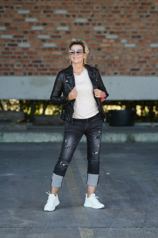 Kurzarmshirt “SILKE” beige (BA01) / Lederjacke “RIHANNA” (GW02) /  Jeans “SARINA” schwarz (H13)