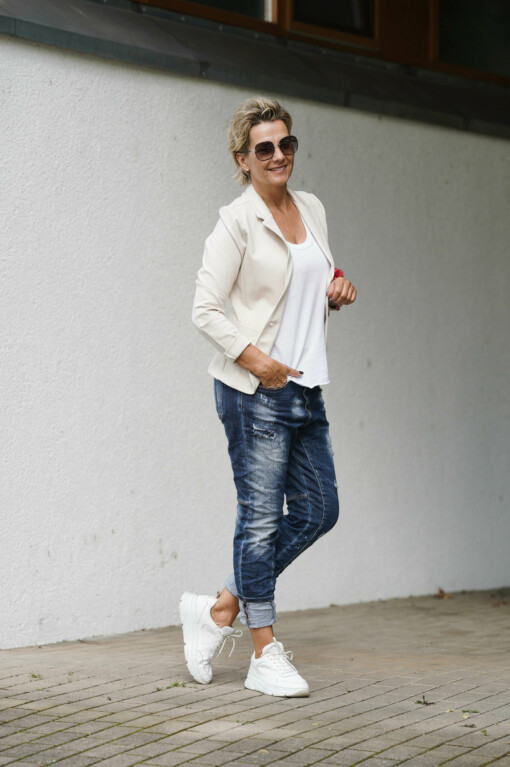 Jeans “NATALIA” dark blue (H16) / Tanktop “DUNJA” white (10D39) / Kurzblazer “SISSI” hellbeige(B04)
