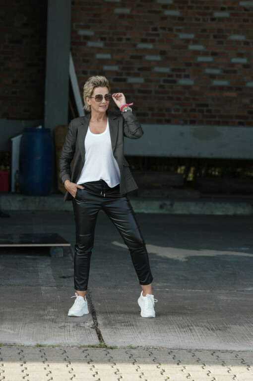 Lederimitat Hose "NINA" (H04) / Blazer "LEYA" pine tree herringbone (ER24) / Tanktop “DUNJA” white (10D39)
