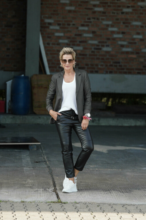 Lederimitat Hose "NINA" (H04) / Blazer "LEYA" pine tree herringbone (ER24) / Tanktop “DUNJA” white (10D39)