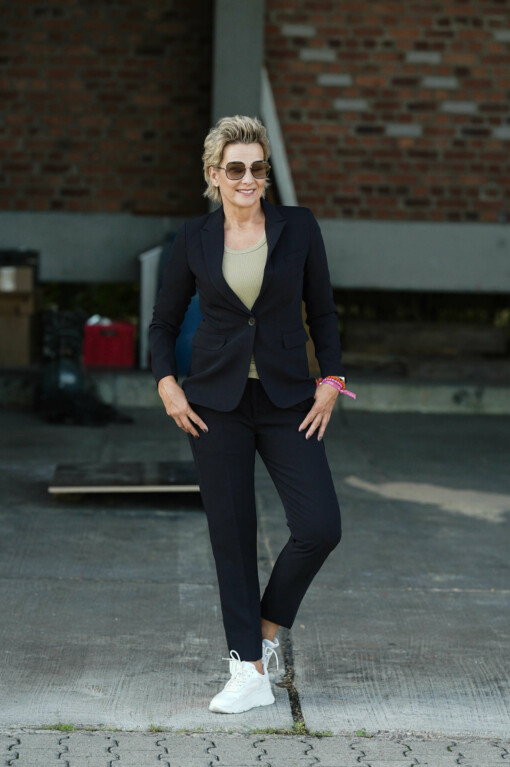 Anzughose "ANNIKA" dunkelblau (H05) / Blazer "BRITTA" dunkelblau (B01) / geripptes Top “CLARA” greek olive(ER02)
