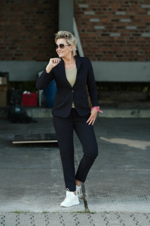 Anzughose "ANNIKA" dunkelblau (H05) / Blazer "BRITTA" dunkelblau (B01) / geripptes Top “CLARA” greek olive(ER02)