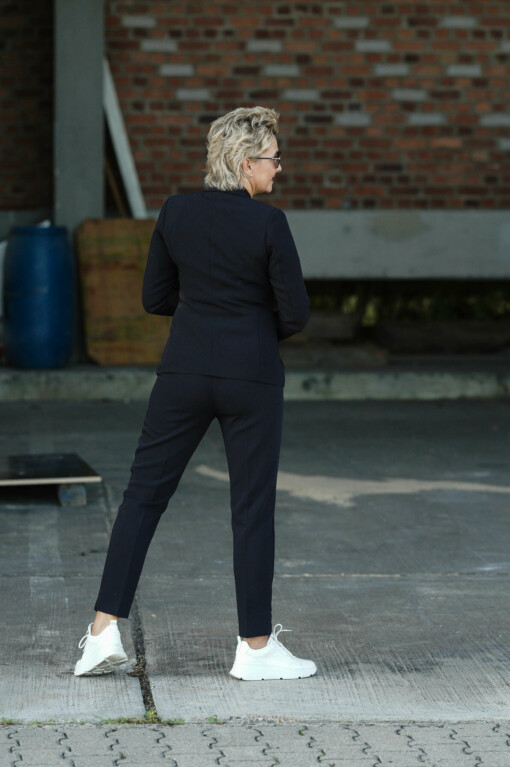 Anzughose "ANNIKA" dunkelblau (H05) / Blazer "BRITTA" dunkelblau (B01) / geripptes Top “CLARA” greek olive(ER02)