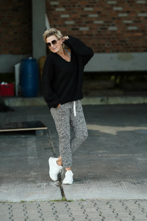 Jogger "CROPPED JOGGER HERRINGBONE" black (10D30) /  Pullover "SOFT OVERSIZED SWEATER" (10D04)