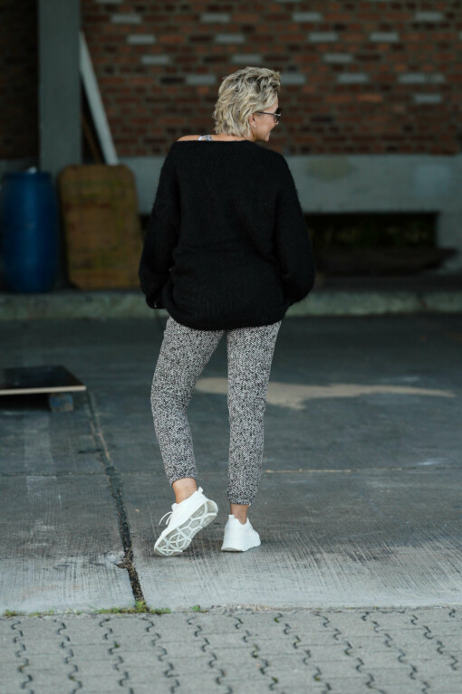 Jogger "CROPPED JOGGER HERRINGBONE" black (10D30) /  Pullover "SOFT OVERSIZED SWEATER" (10D04)