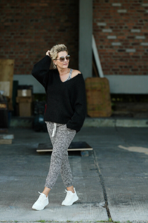 Jogger "CROPPED JOGGER HERRINGBONE" black (10D30) /  Pullover "SOFT OVERSIZED SWEATER" (10D04)