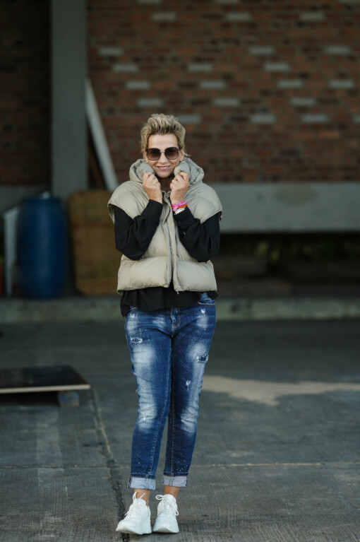 Jeans “NATALIA” (H16) / Weste "LIESELOTTE" ice green (SS03) /  Bluse “PATRIZIA” black (10D45)