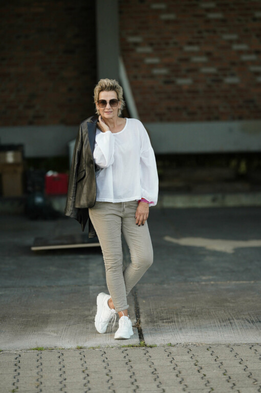 Lederoptik Blazer “LAURA” (ER70) /  Hose "LEYLA" beige (H37) / Relaxed Fit Bluse "BALLOON SLEEVE BLOUSE" (10D03)