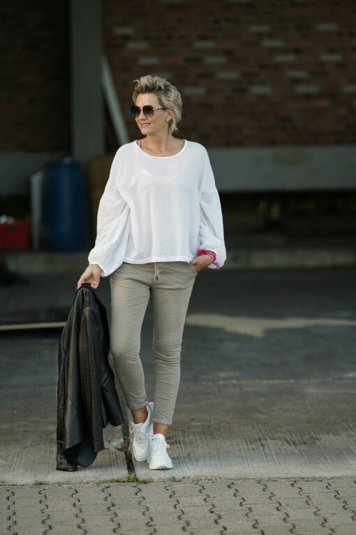 Lederoptik Blazer “LAURA” (ER70) /  Hose "LEYLA" beige (H37) / Relaxed Fit Bluse "BALLOON SLEEVE BLOUSE" (10D03)
