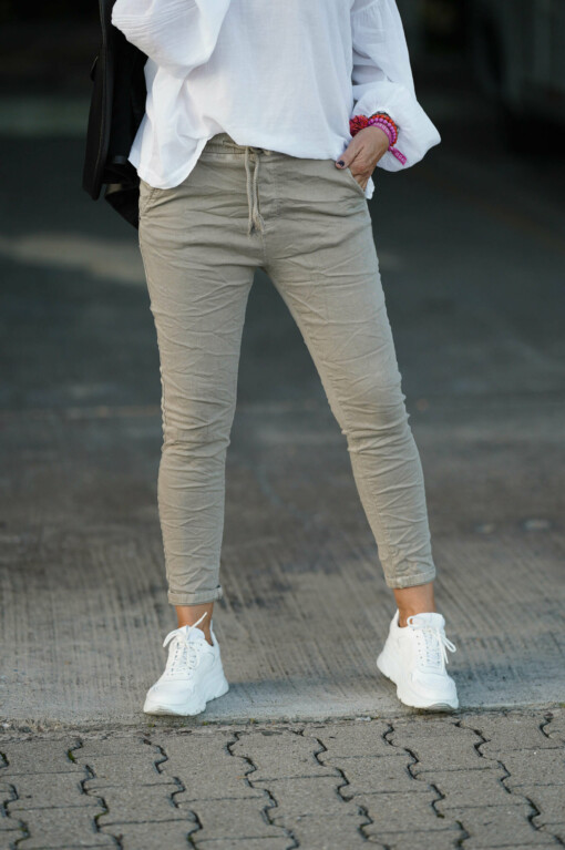 Lederoptik Blazer “LAURA” (ER70) /  Hose "LEYLA" beige (H37) / Relaxed Fit Bluse "BALLOON SLEEVE BLOUSE" (10D03)