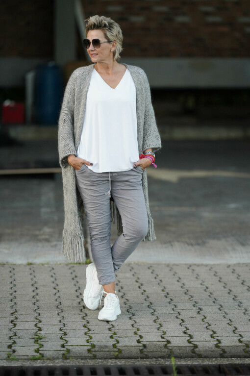 Basic Shirt “INÉS” weiß (BA69) / Lochstrick Cardigan “CHRISSY” multicolor grau (GW34) /  Hose "LEYLA" grau (H37)