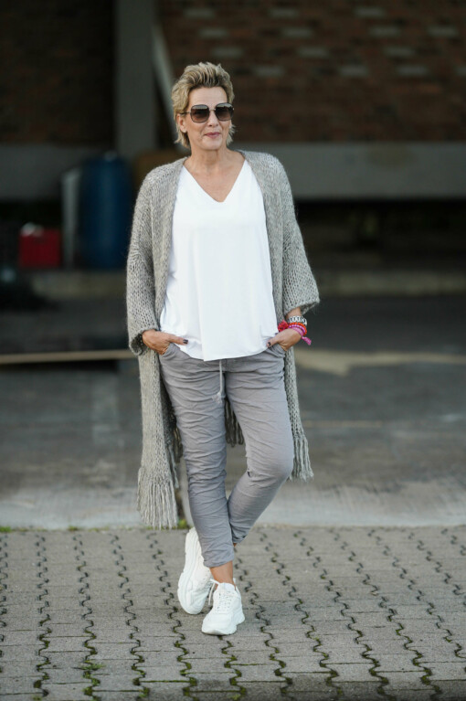 Basic Shirt “INÉS” weiß (BA69) / Lochstrick Cardigan “CHRISSY” multicolor grau (GW34) /  Hose "LEYLA" grau (H37)
