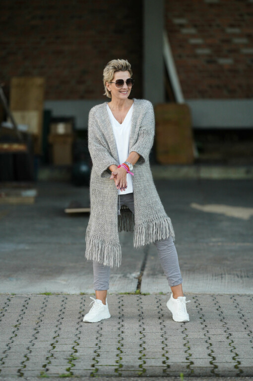 Basic Shirt “INÉS” weiß (BA69) / Lochstrick Cardigan “CHRISSY” multicolor grau (GW34) /  Hose "LEYLA" grau (H37)