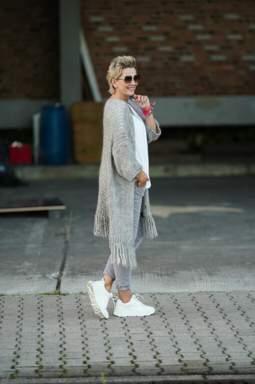 Basic Shirt “INÉS” weiß (BA69) / Lochstrick Cardigan “CHRISSY” multicolor grau (GW34) /  Hose "LEYLA" grau (H37)
