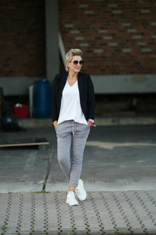 Hose "LEYLA" grau (H37) / Basic Shirt “INÉS” weiß (BA69) / Blazer "BRITTA" schwarz(B01)