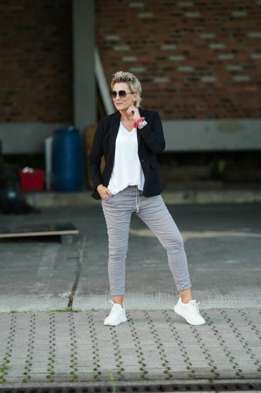 Hose "LEYLA" grau (H37) / Basic Shirt “INÉS” weiß (BA69) / Blazer "BRITTA" schwarz(B01)