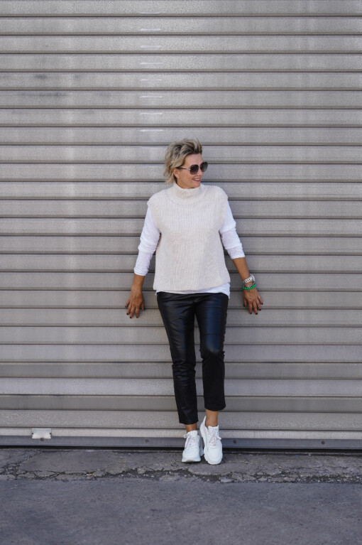 Pullunder “STEPHANIE” beige (GW06) / Shirt "FELICITY" white/black (PI45) /Lederimitat Hose "NINA" (H04)