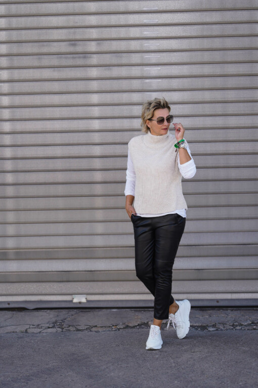 Pullunder “STEPHANIE” beige (GW06) / Shirt "FELICITY" white/black (PI45) /Lederimitat Hose "NINA" (H04)