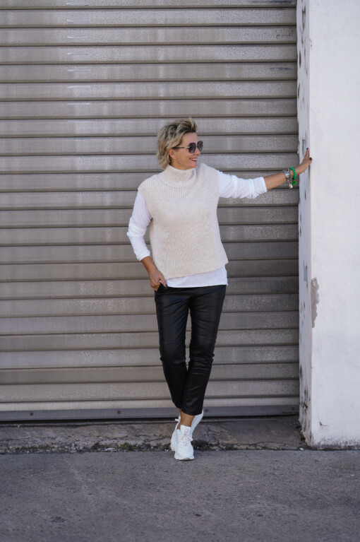 Pullunder “STEPHANIE” beige (GW06) / Shirt "FELICITY" white/black (PI45) /Lederimitat Hose "NINA" (H04)
