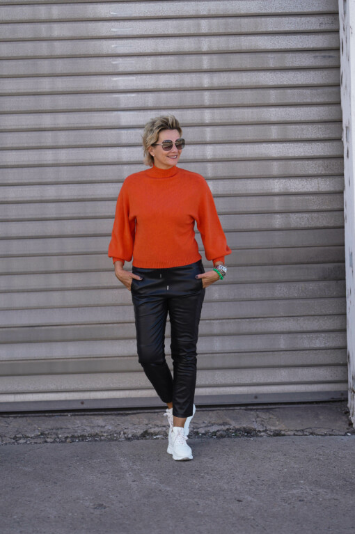 Strickpulli "MEXINE" orange (GW21) /  Lederimitat Hose "NINA" (H04)