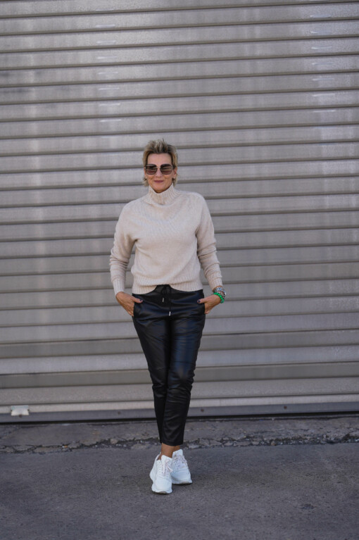Strickpulli "ANGELINA" sand (GW26) /  Lederimitat Hose "NINA" (H04)