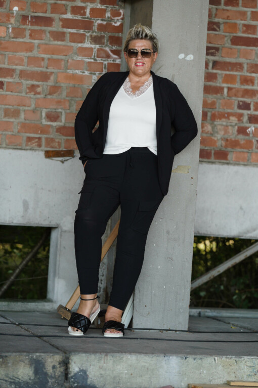 Elastische “CARGO” Hose black (PI05) / Spitzen-Top “ANCONA” off white (DZ06) /Elastischer Longblazer “NOVA” black (PI02)