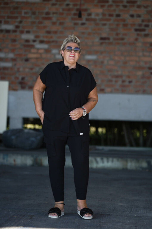 Elastische “CARGO” Hose black (PI05) / Kurzarmbluse "NICOLE" black (PI61)
