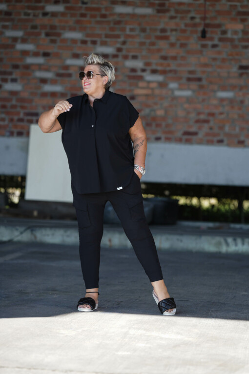 Elastische “CARGO” Hose black (PI05) / Kurzarmbluse "NICOLE" black (PI61)