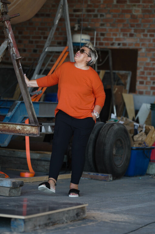 Feinstrickpulli “BIBI” orange (GW201) / Elastische “CARGO”- Hose black (PI05)