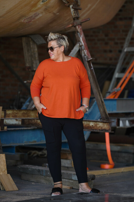 Feinstrickpulli “BIBI” orange (GW201) / Elastische “CARGO”- Hose black (PI05)