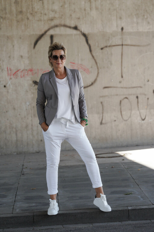 Kurzblazer “SISSI” grau (B04) / Kurzarmshirt “MIRKA” weiß (BA10) / Joggerhose “PRISKA” weiß (FJ)