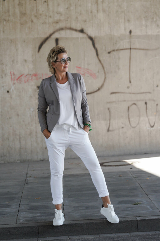 Kurzblazer “SISSI” grau (B04) / Kurzarmshirt “MIRKA” weiß (BA10) / Joggerhose “PRISKA” weiß (FJ)