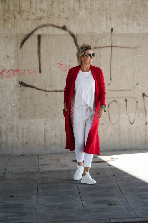 Langer Strickcardigan “ANNA” kirschrot (GW24) / Kurzarmshirt “MIRKA” weiß (BA10) / Joggerhose “PRISKA” weiß (FJ)
