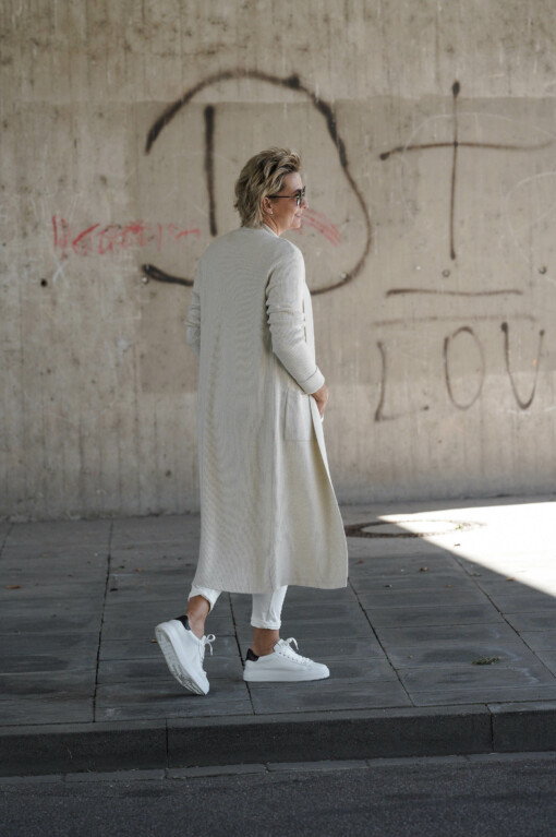 Langer Strickcardigan “ANNA” creme (GW24) / Kurzarmshirt “MIRKA” weiß (BA10) / Joggerhose “PRISKA” weiß (FJ)