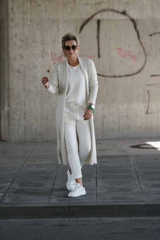 Langer Strickcardigan “ANNA” creme (GW24) / Kurzarmshirt “MIRKA” weiß (BA10) / Joggerhose “PRISKA” weiß (FJ)