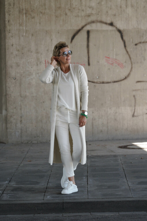 Langer Strickcardigan “ANNA” creme (GW24) / Kurzarmshirt “MIRKA” weiß (BA10) / Joggerhose “PRISKA” weiß (FJ)