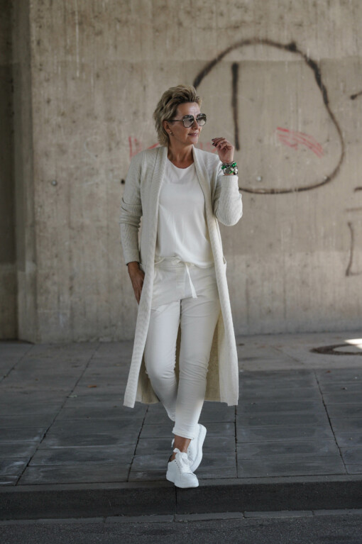 Langer Strickcardigan “ANNA” creme (GW24) / Kurzarmshirt “MIRKA” weiß (BA10) / Joggerhose “PRISKA” weiß (FJ)