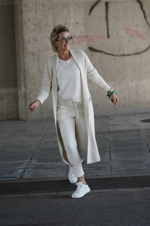 Langer Strickcardigan “ANNA” creme (GW24) / Kurzarmshirt “MIRKA” weiß (BA10) / Joggerhose “PRISKA” weiß (FJ)