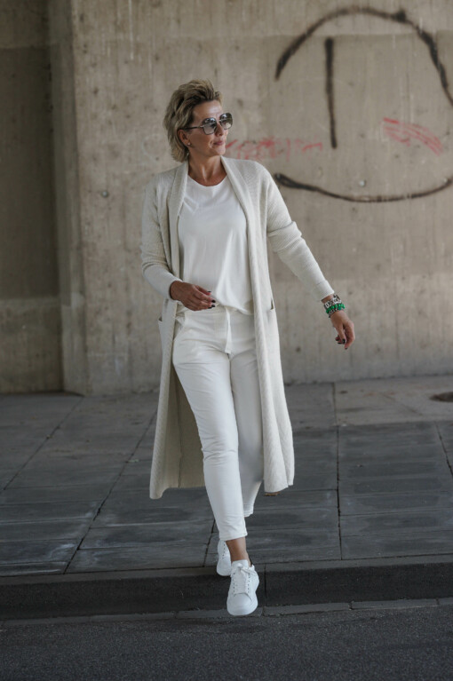 Langer Strickcardigan “ANNA” creme (GW24) / Kurzarmshirt “MIRKA” weiß (BA10) / Joggerhose “PRISKA” weiß (FJ)