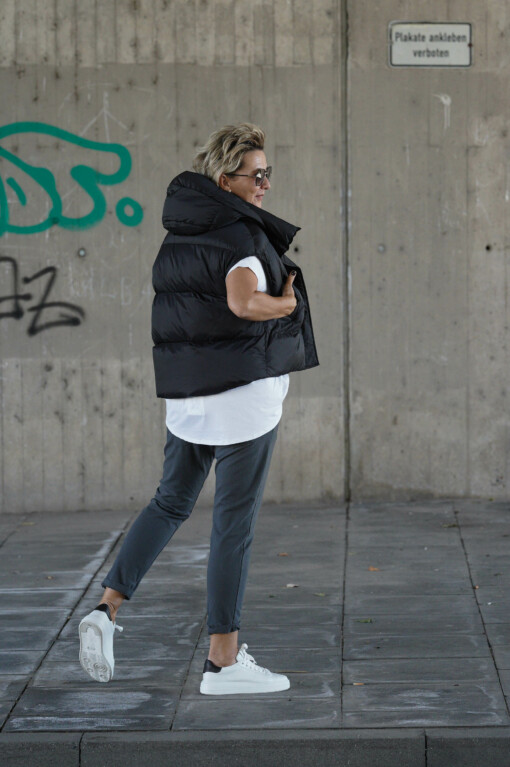 Joggerhose “PRISKA” anthrazit (FJ) / Kurzarmshirt “MIRKA” weiß (BA10) / Weste “LIESELOTTE” schwarz (SS03)