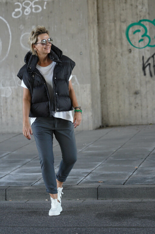 Joggerhose “PRISKA” anthrazit (FJ) / Kurzarmshirt “MIRKA” weiß (BA10) / Weste “LIESELOTTE” schwarz (SS03)